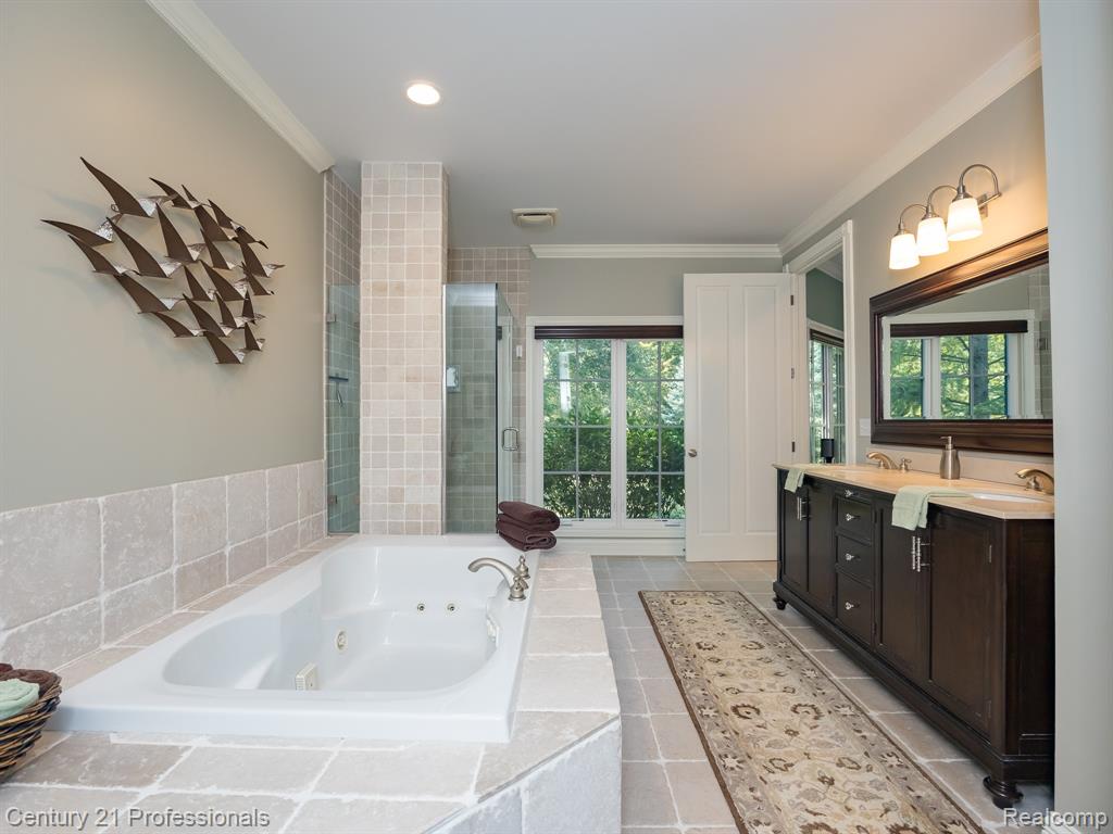 8242 Pine Hollow Court, Grand Blanc, MI 48439 — Photo 27