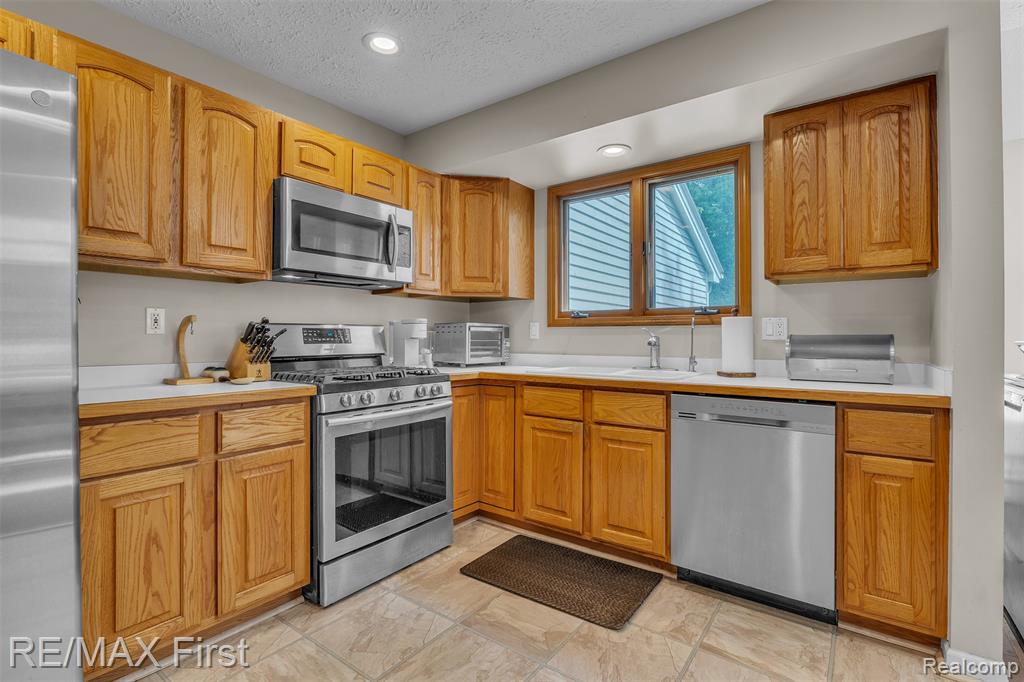 6547 Scenic Pines Court, Clarkston, MI — Photo 9