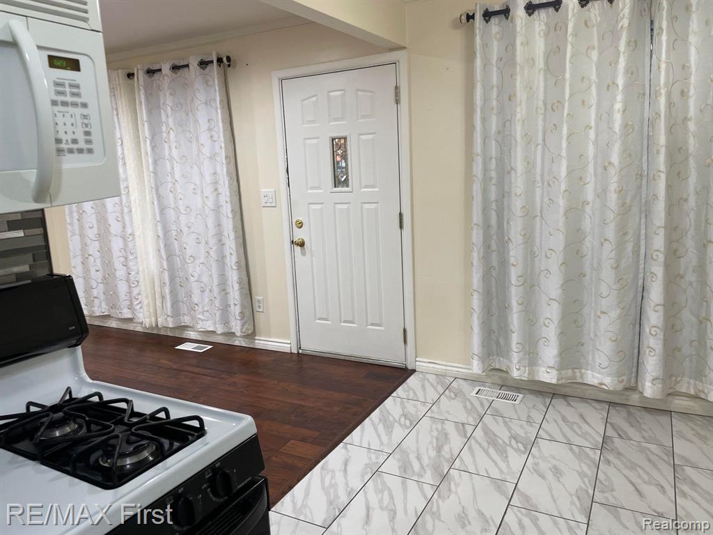 8401 18 Mile APT # 99 Road, Sterling Heights, MI 48313 — Photo 30