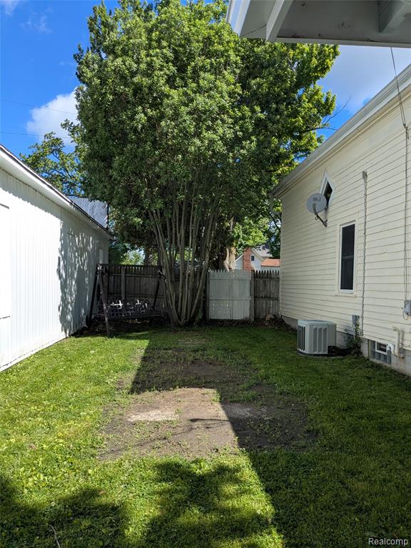 300 Bristol Street S, Almont, MI 48003 — Photo 7