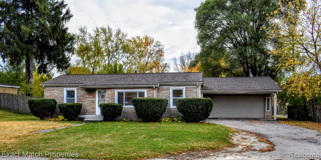 4935 Pontiac Lake Road, Waterford, MI 48328 — front exterior