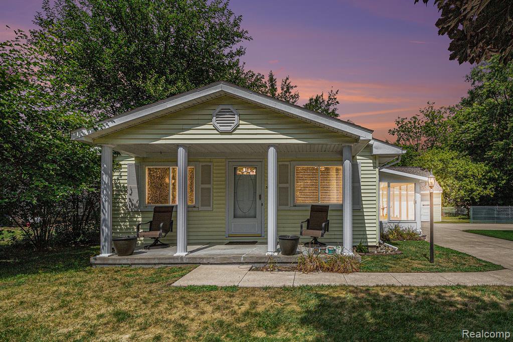 5524 Aylesbury Drive, Waterford, MI 48327 — front exterior