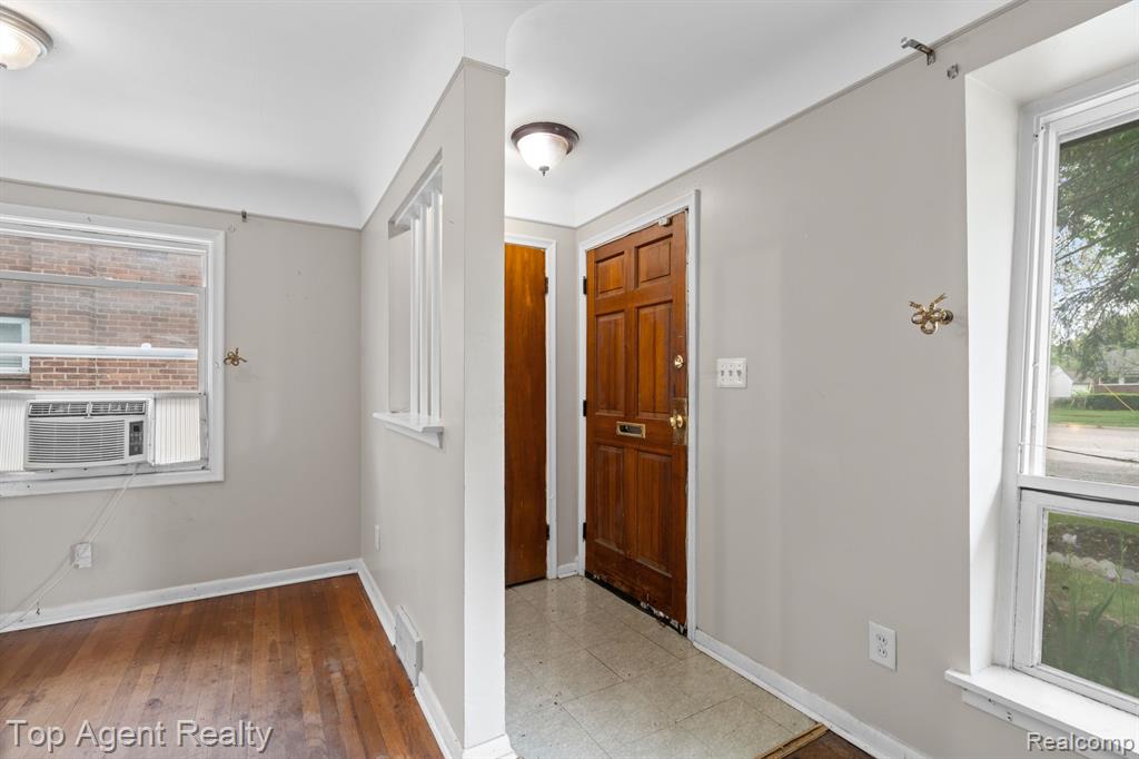 9319 MERRIMAN Road, Livonia, MI 48150 — Photo 5
