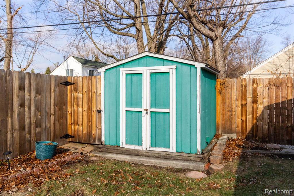 20927 Hawthorne Street, Harper Woods, MI 48225 — Photo 18