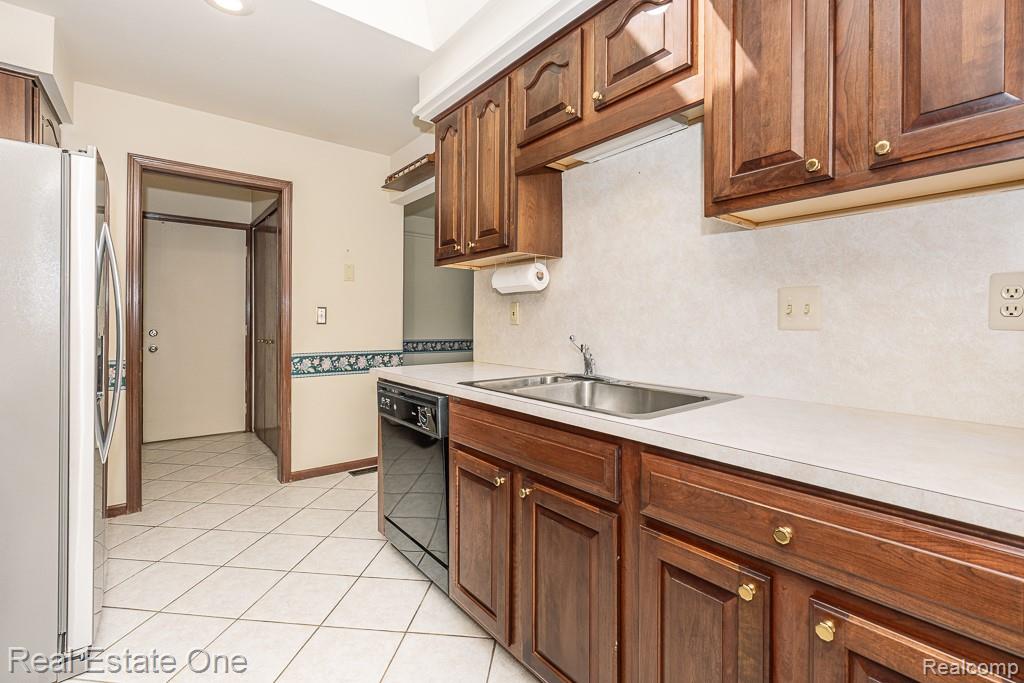 48790 Mill Bank Court, Utica, MI 48315 — Photo 17