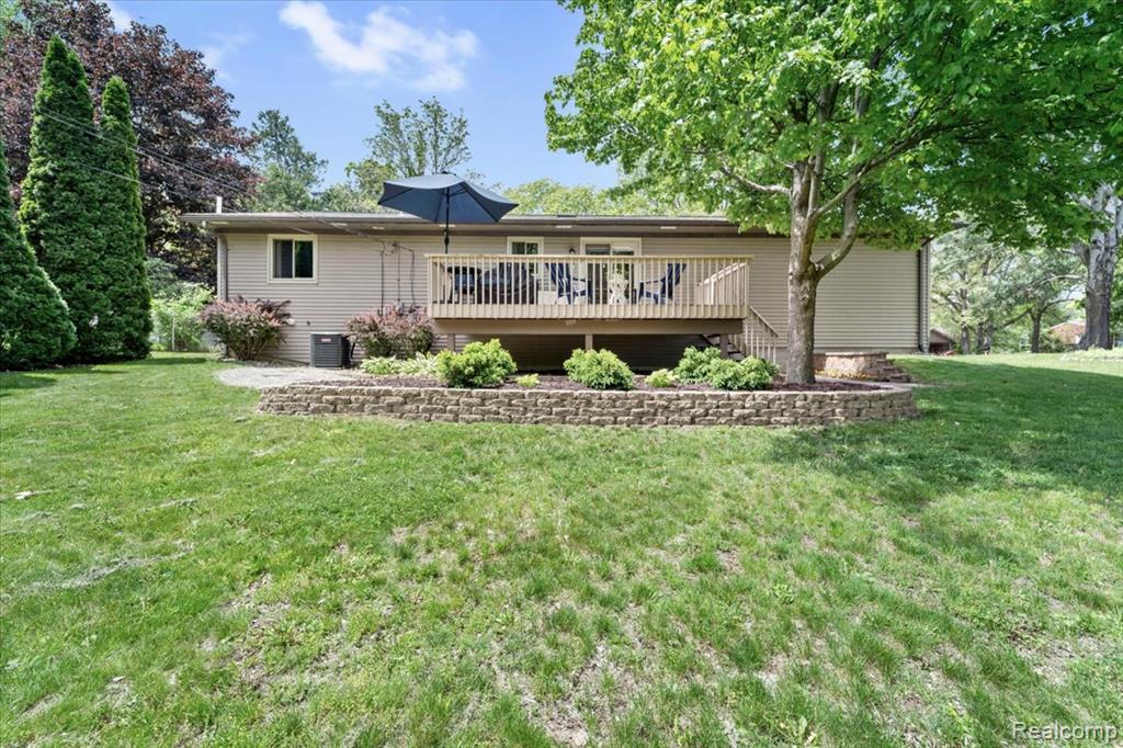 422 Robert Court, Auburn Hills, MI 48326 — Photo 18