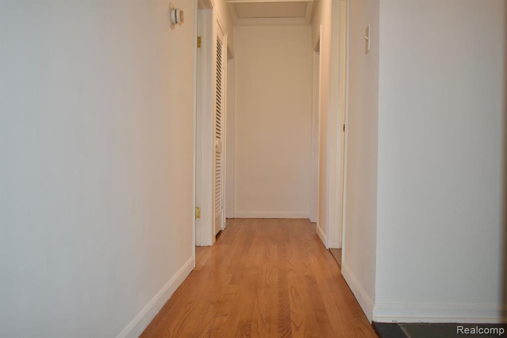 460 N EVANSDALE Drive, Bloomfield Hills, MI 48304 — Photo 17