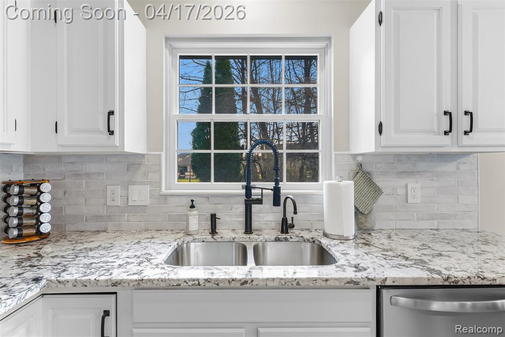 2270 Golden Pond, Fenton, MI, 48430