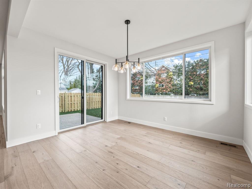 4304 MANDALAY Avenue, Royal Oak, MI 48073 — Photo 9