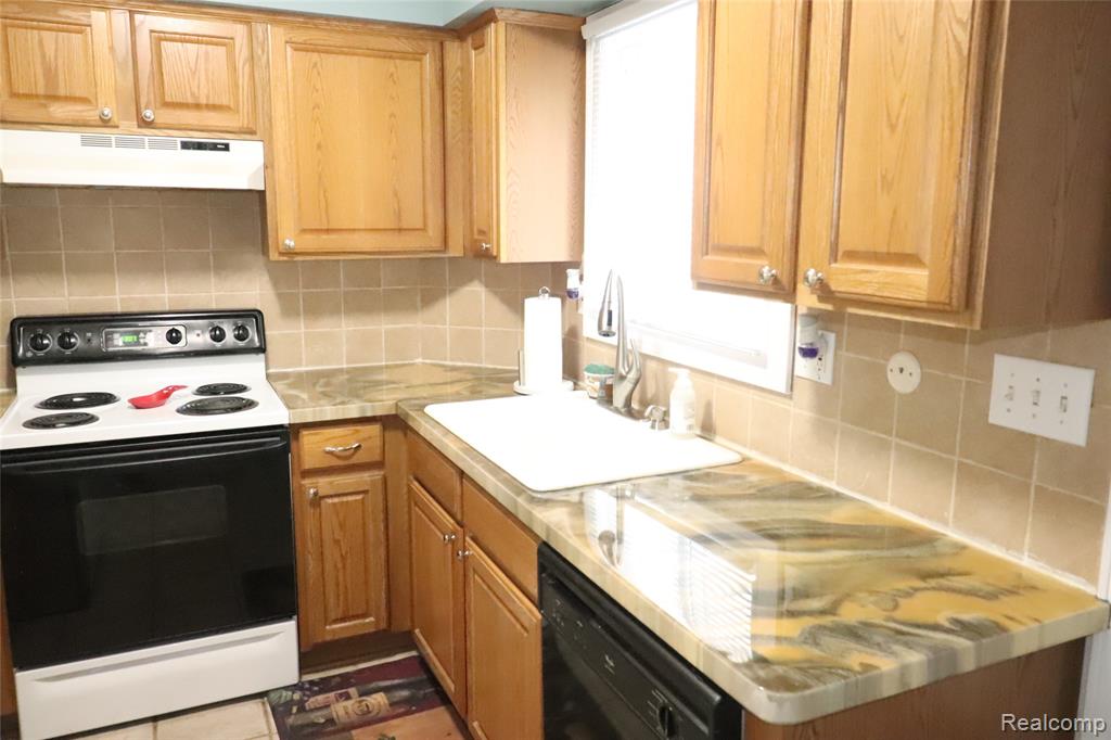 806 Estrada Drive, Belleville, MI 48111 — Photo 6