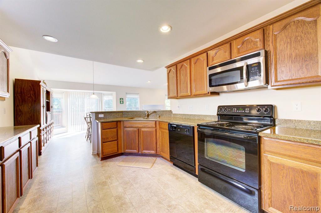 1146 ANDOVER Circle, Commerce Twp, MI 48390 — Photo 10