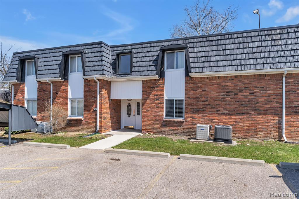 1842 COLONIAL VILLAGE Way, 2, Waterford, MI 48328 — Photo 31