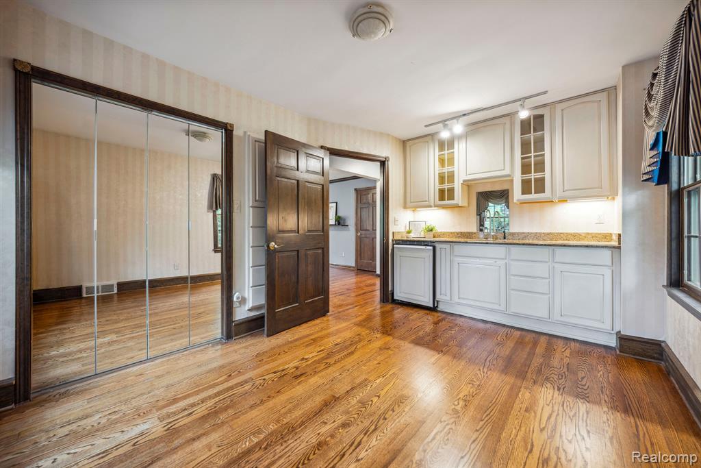 46270 BLOOMCREST Drive, Northville, MI 48167 — Photo 33