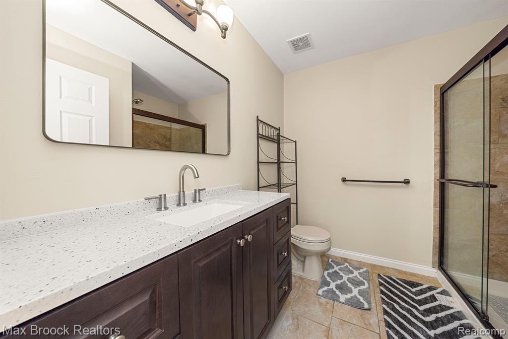9203 FARMINGDALE Lane, Walled Lake, MI 48390 — Photo 22