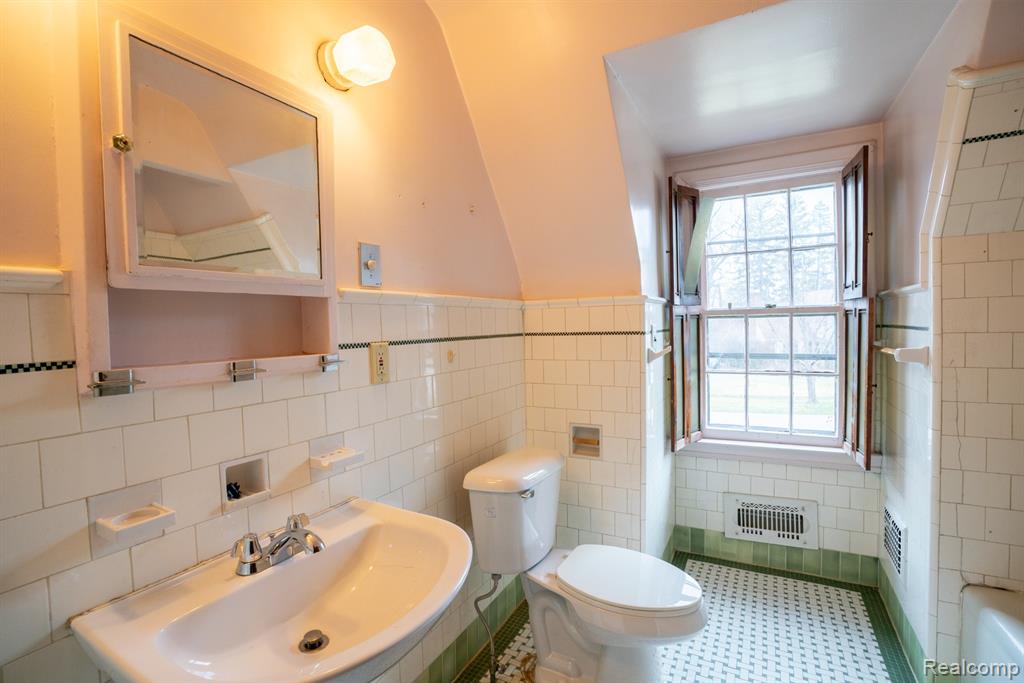 26470 Meadowood Court S, Lathrup Village, MI 48076 — Photo 15