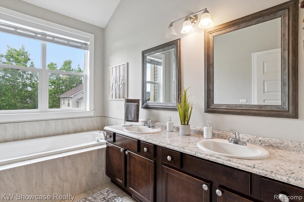 540 NAPA VALLEY Drive, Milford, MI 48381 — Photo 21