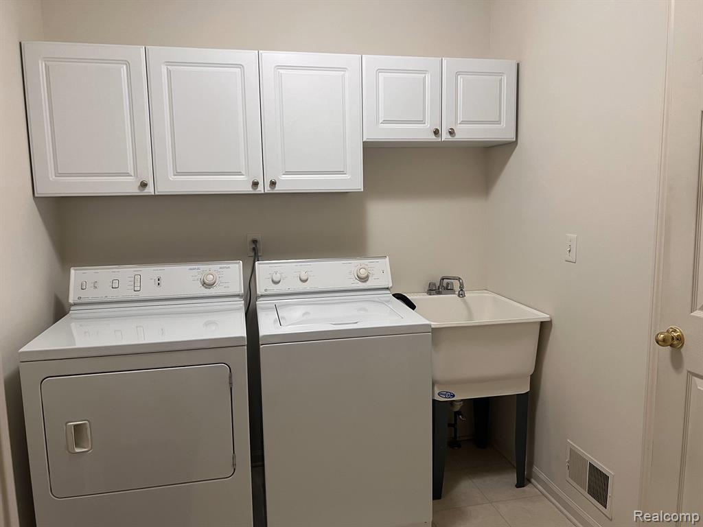 553 WOODHAVEN Drive, Commerce Twp, MI 48390 — Photo 11