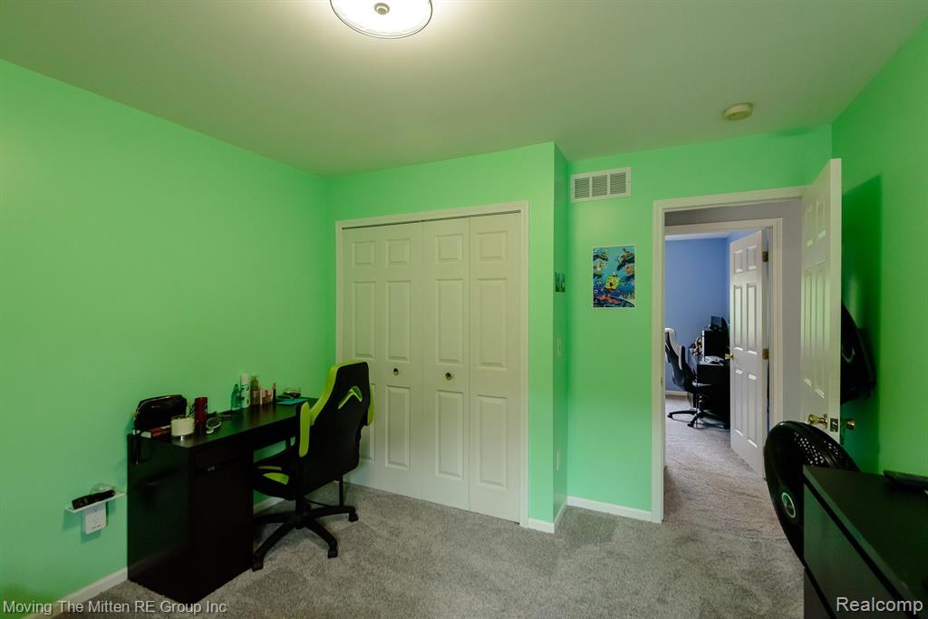 5861 MEADOWGREENE Drive, Waterford, MI 48327 — Photo 33