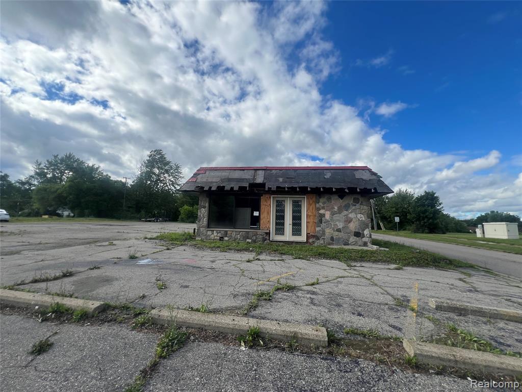1302 W Huron St Street, Waterford, MI 48328 — Photo 2