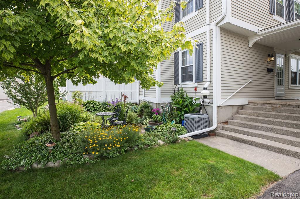 41769 ONAWAY Drive, Northville, MI 48167 — Photo 2