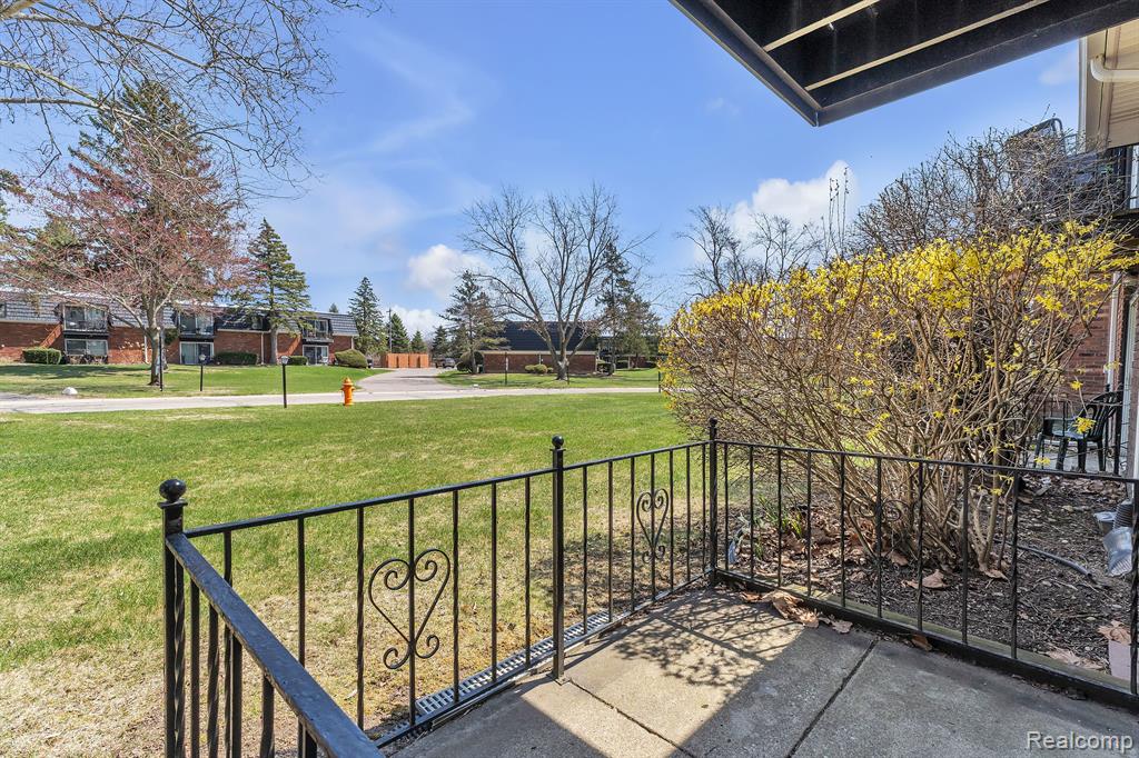 1842 COLONIAL VILLAGE Way, 2, Waterford, MI 48328 — Photo 30