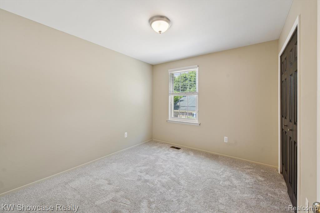 7783 Lake Ridge Drive, Waterford, MI 48327 — Photo 17