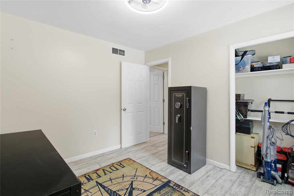 6522 Riverdale Road, Whitmore Lake, MI 48189 — Photo 17