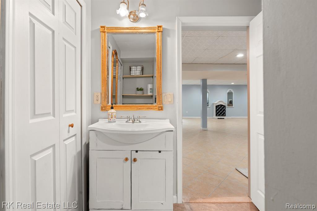 8948 RHODE Drive, Shelby Twp, MI 48317 — Photo 37