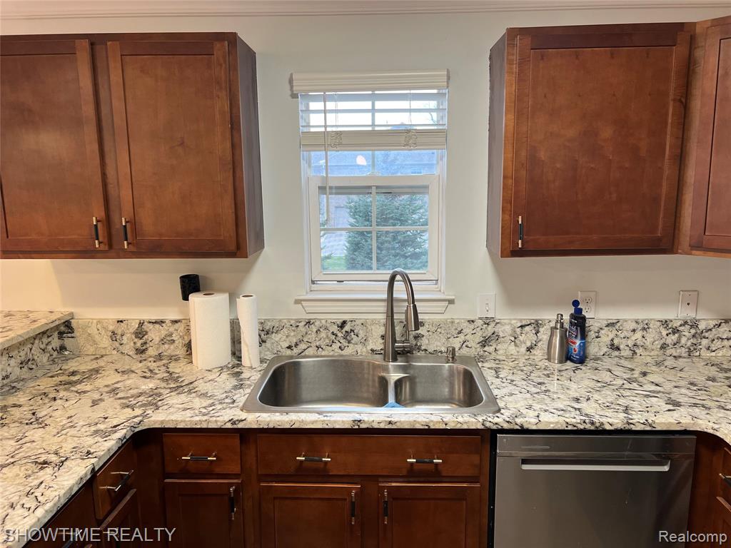 8357 Williamstown Drive, Utica, MI 48316 — Photo 4