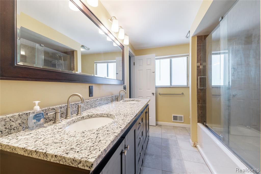 569 Hendrickson Boulevard, Clawson, MI — Photo 17