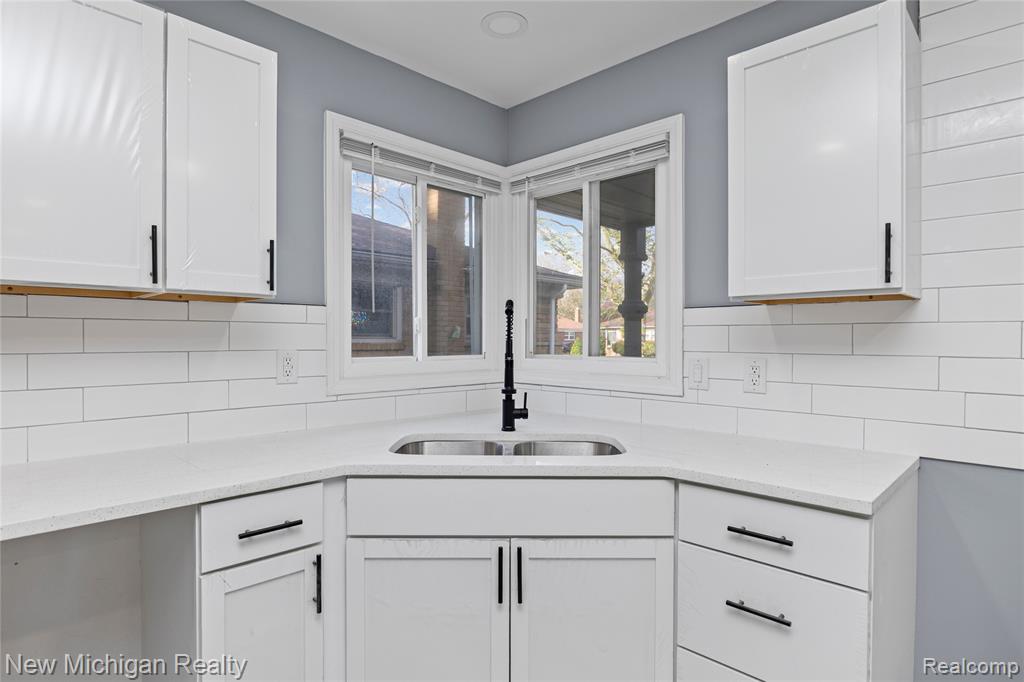 21901 Harding Street, Oak Park, MI 48237 — Photo 16