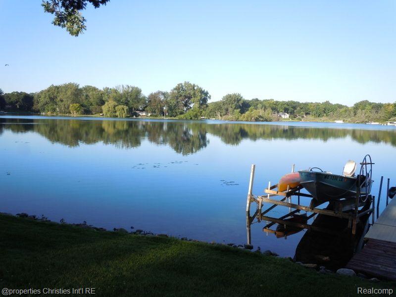 5710 OPALINE Drive, Waterford, MI 48327 — Photo 2