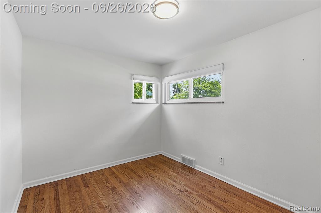24671 Kenosha Street, Oak Park, MI 48237 — Photo 19