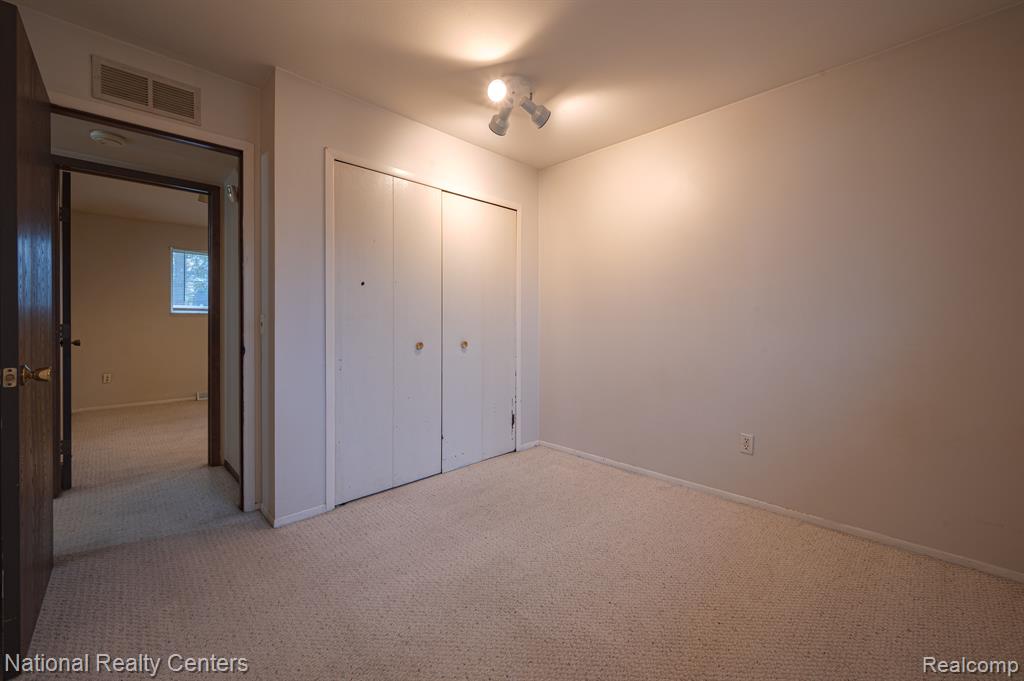 47445 DEQUINDRE Road, Rochester Hills, MI 48307 — Photo 12