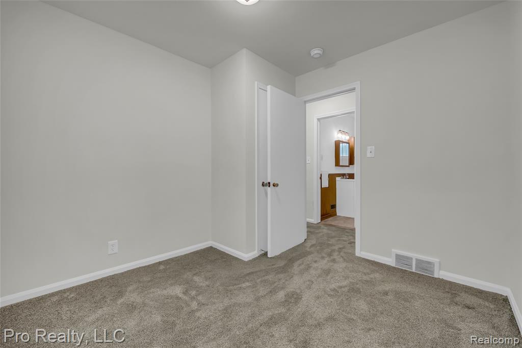 650 CLEOPHUS Parkway, Lincoln Park, MI 48146 — Photo 12