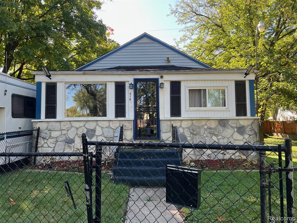 618 E Pulaski Avenue, Flint, MI 48505 — front exterior