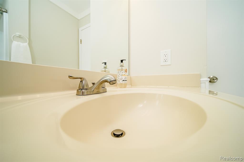 547 Orchard Street, Wyandotte, MI 48192 — Photo 46