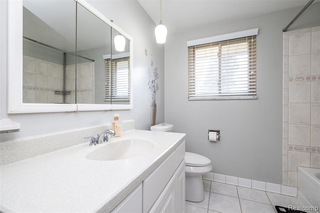 39856 Parklawn Drive, Sterling Heights, MI 48313 — Photo 40