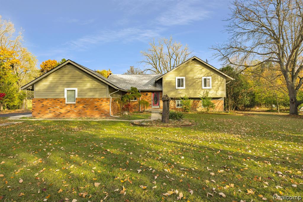 5731 FARMINGTON Road, West Bloomfield, MI — front exterior
