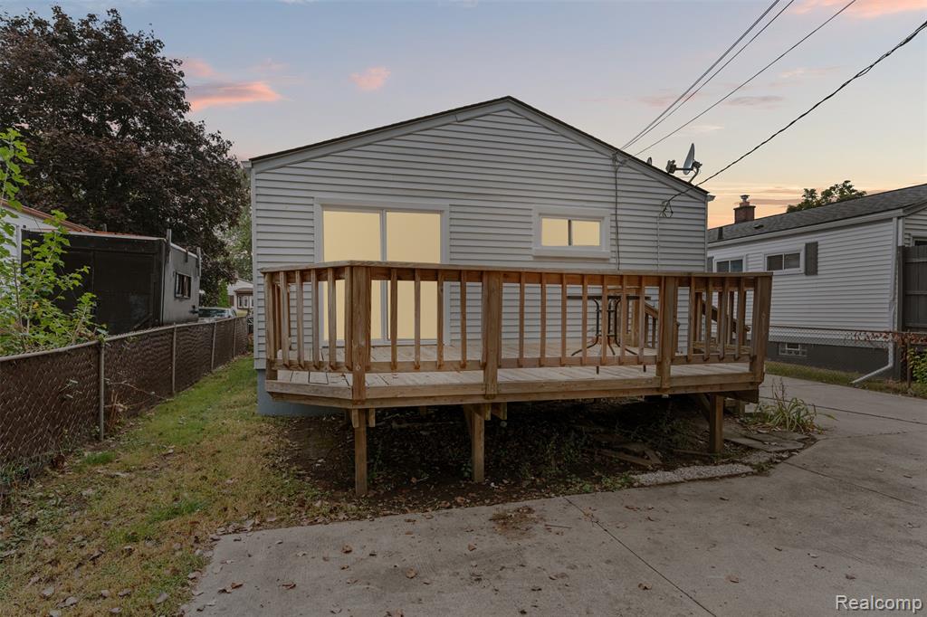 8938 Hugh Street, Livonia, MI 48150 — Photo 21