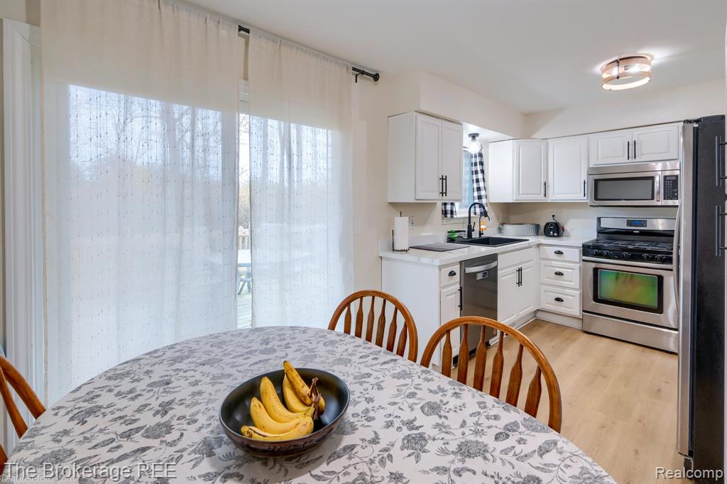 370 Oakwood Road, Ortonville, MI 48462 — Photo 8