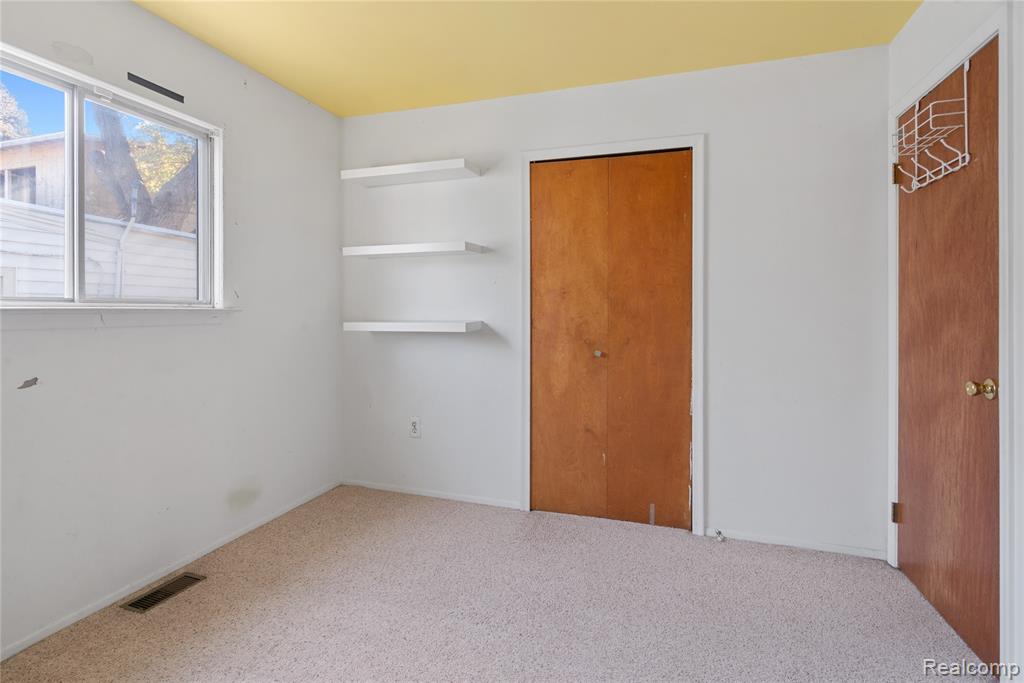 20842 Ridgemont Road, Harper Woods, MI 48225 — Photo 16