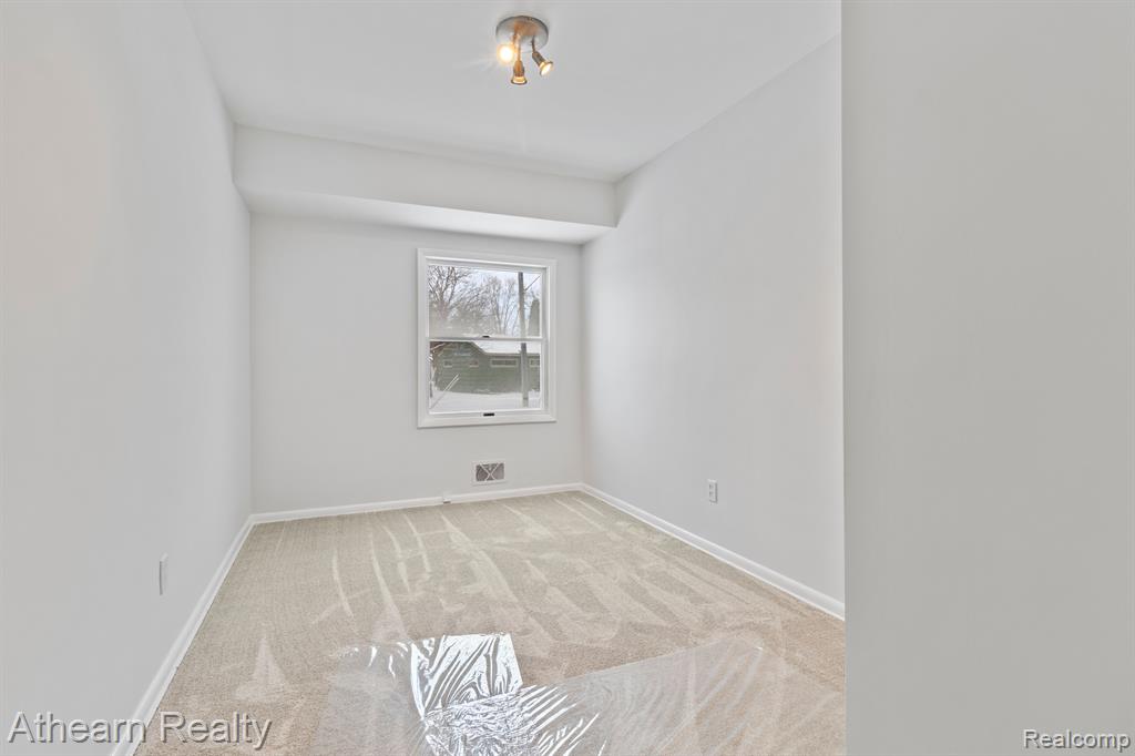 815 SOUTHWOOD Drive, Fenton, MI 48430 — Photo 11