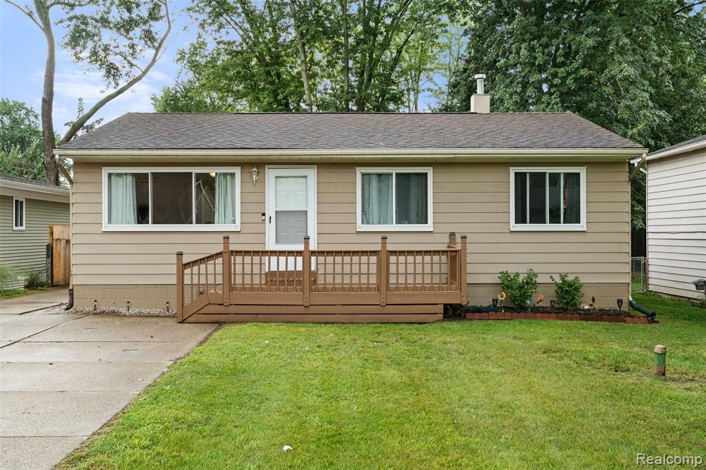 2235 Mentone Street, Wolverine Lake, MI 48390 — Photo 2