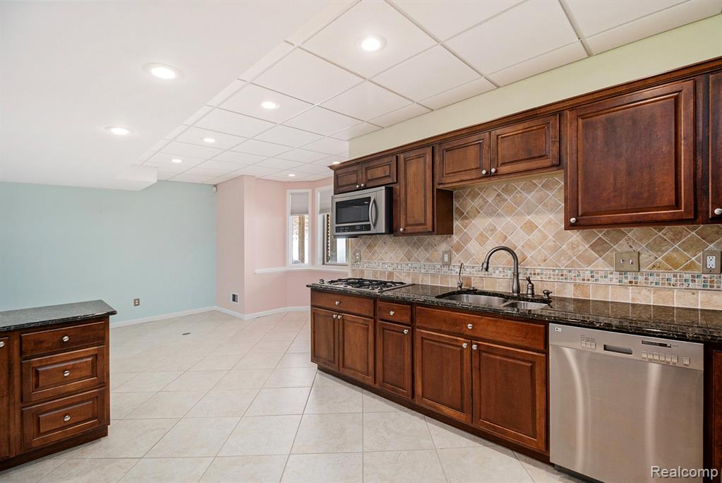 2298 Meadow Court, Leonard, MI 48367 — Photo 38