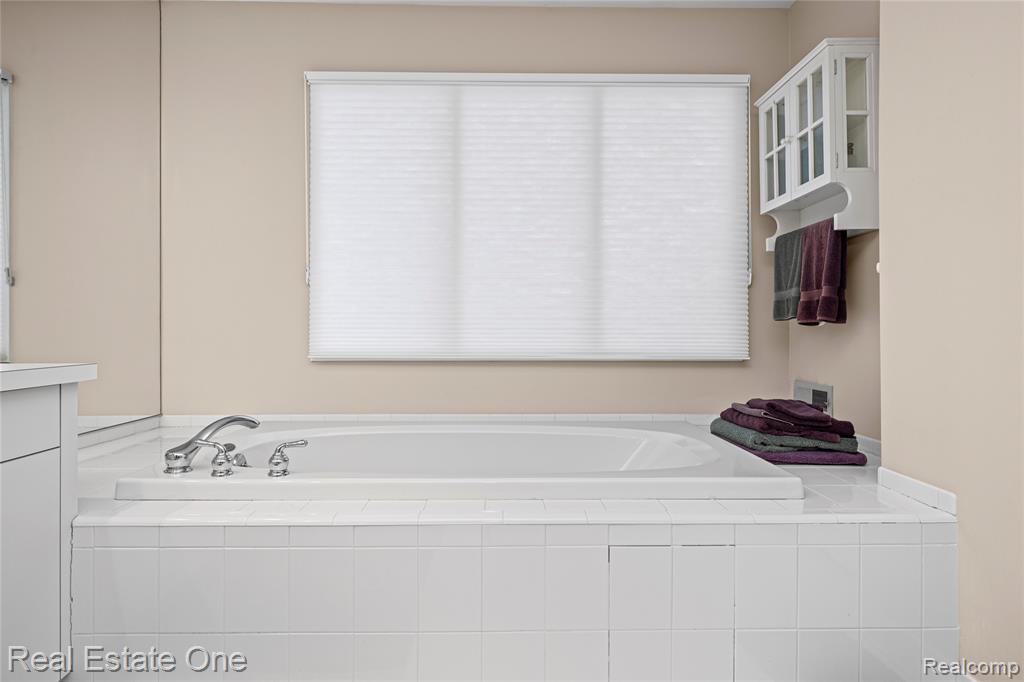 5087 Village Place Court, West Bloomfield, MI — Photo 31