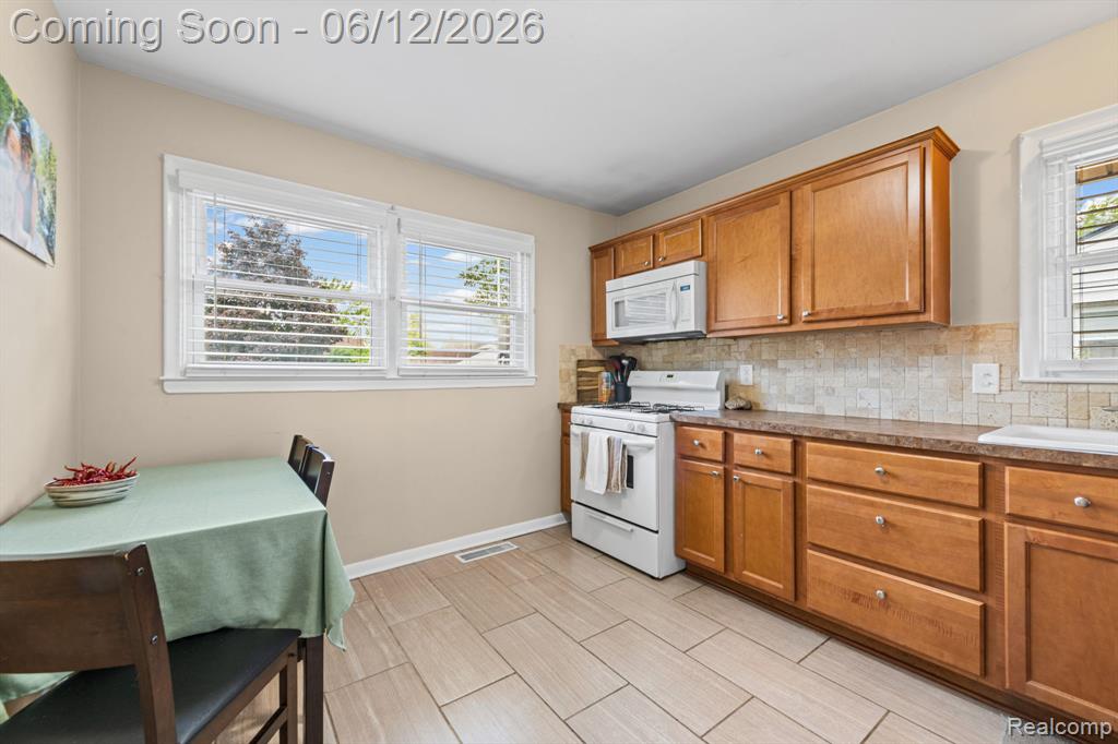 18525 Hinton Street, Riverview, MI 48193 — Photo 8