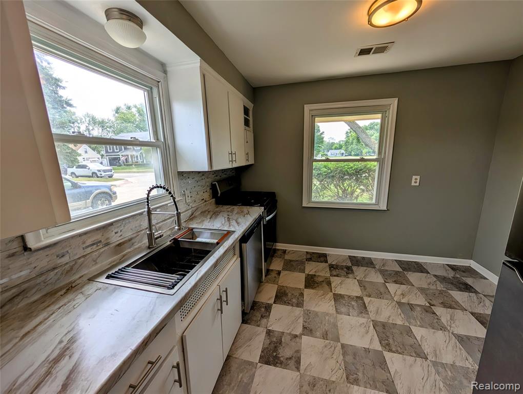 4302 Mandalay Avenue, Royal Oak, MI 48073 — Photo 11
