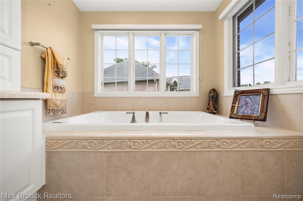 5679 Branford Drive, West Bloomfield, MI — Photo 52