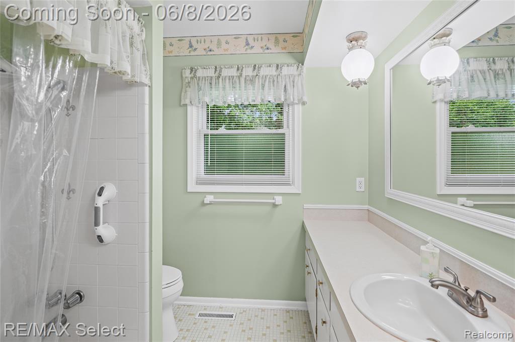 1333 Hidden Oaks Court, Flint, MI 48507 — Photo 16